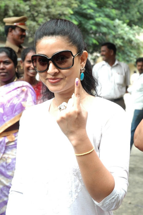 snehaprasanna cast their votes @ chennai mayor election 2011